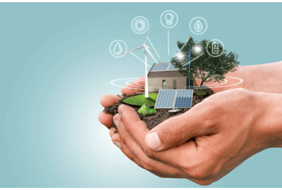 Mãos humanas segurando um sistema de energia solar