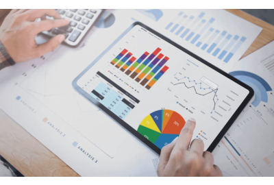 Tela de um tablet com vários gráficos
