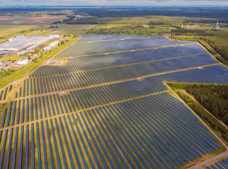 Milhares de painéis solares em um campo.