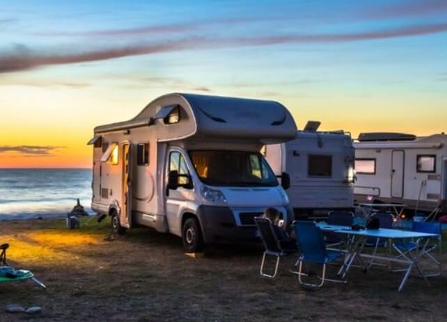 Acampamento de Motorhomes