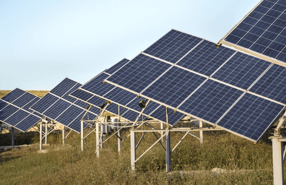 Placas solares instaladas no campo - Exemplo de funcionalidade da energia solar no agronégocio