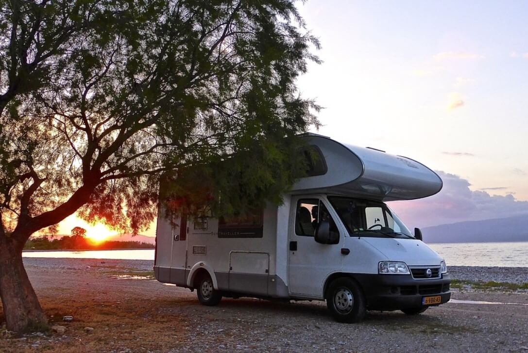 Motorhome estacionado na praia.