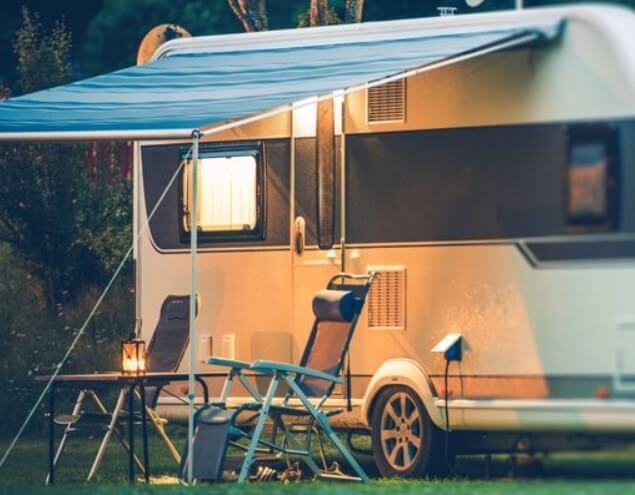 Motorhome em acampamento