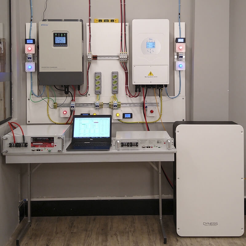 Laborat&oacute;rio do Curso de Energia Solar - Sistemas H&iacute;bridos com Bateria
