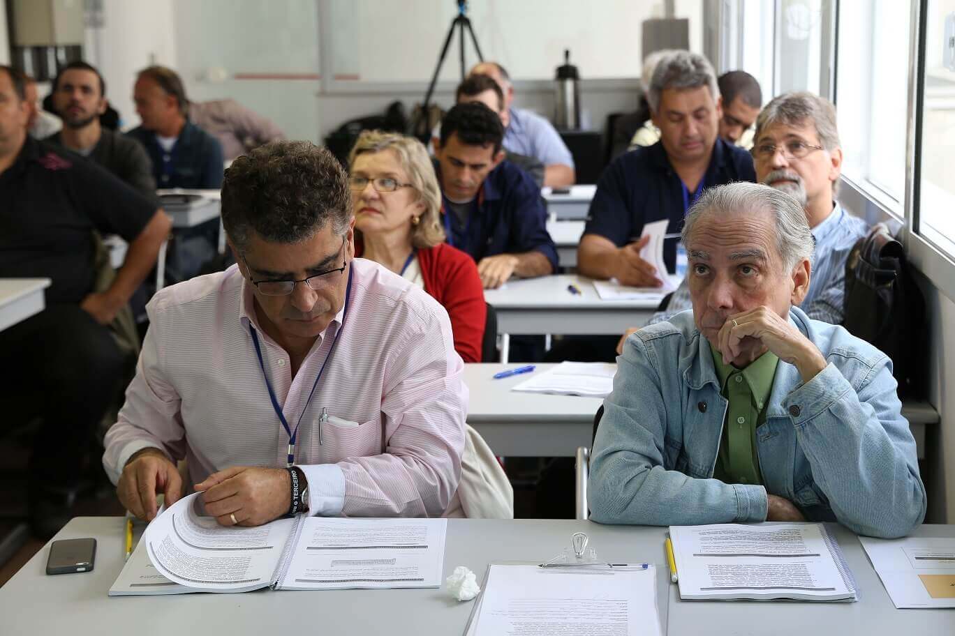 Fotografia de alunos em uma sala de aula