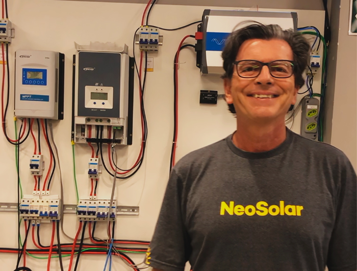 Curso Energia Solar: Sistemas Híbridos Com Bateria - NeoSolar Fotografia do instrutor dos cursos da NeoSolar, professor Paulo Frugis.